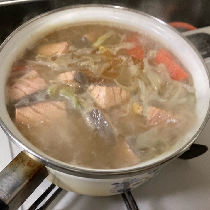 【簡単なのに本格】鮭たっぷり!石狩鍋